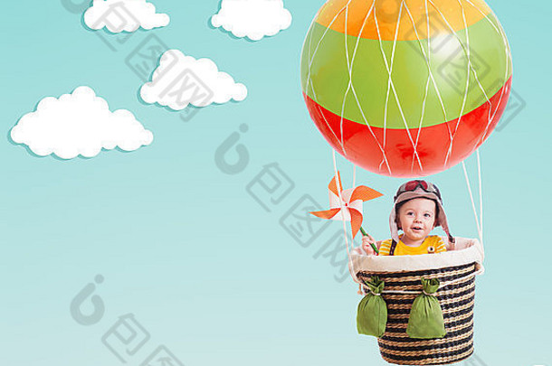 可爱的孩子热空气气球蓝色的天空