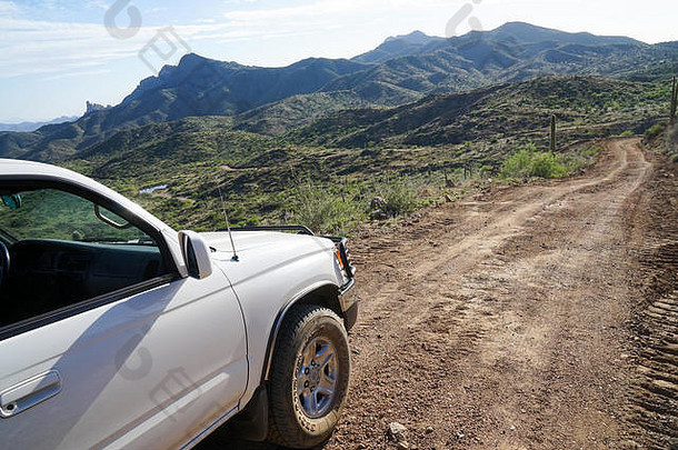 视图卡车开车污垢路运行亚利桑那州沙漠