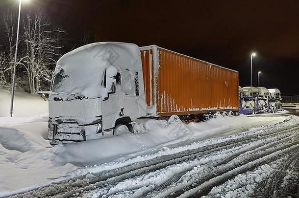 货物卡车雪