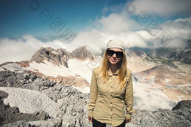 年轻的女人徒步旅行者峰会多云的山景观背景户外旅行生活方式概念夏天旅程瓦卡蒂