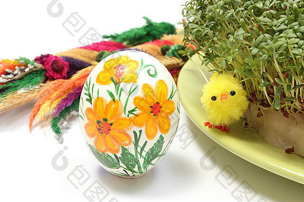 有趣的复活节鸡色彩斑斓的画复活节蛋复活节棕榈新鲜的绿色水芹棉花垫豆瓣菜复活节装饰
