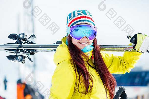 肖像微笑体育女人滑雪板肩膀