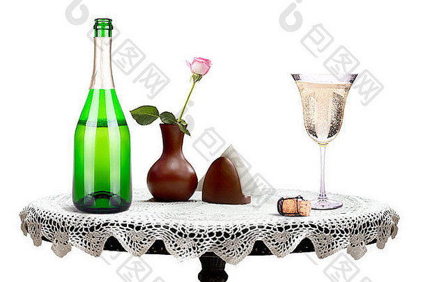 瓶香槟玻璃木古董表格花孤立的白色巴克尔弗朗德