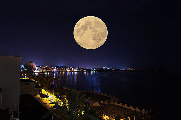 晚上海边视图完整的闪亮的月亮伊比沙岛巴利阿里群岛岛屿西班牙