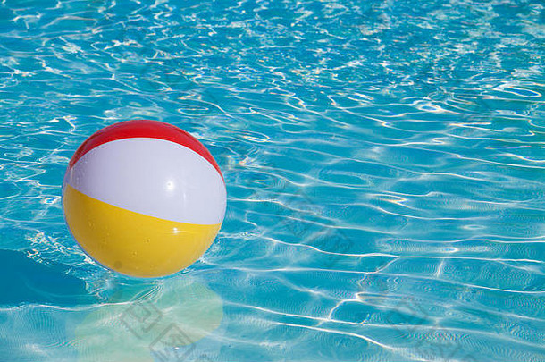 充气色彩斑斓的球浮动游泳池