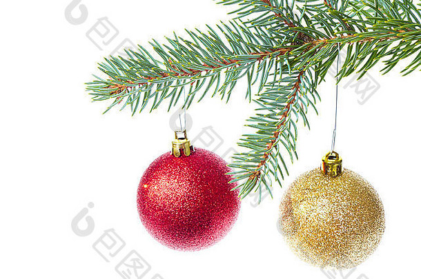 红色的圣诞节球挂树孤立的白色背景