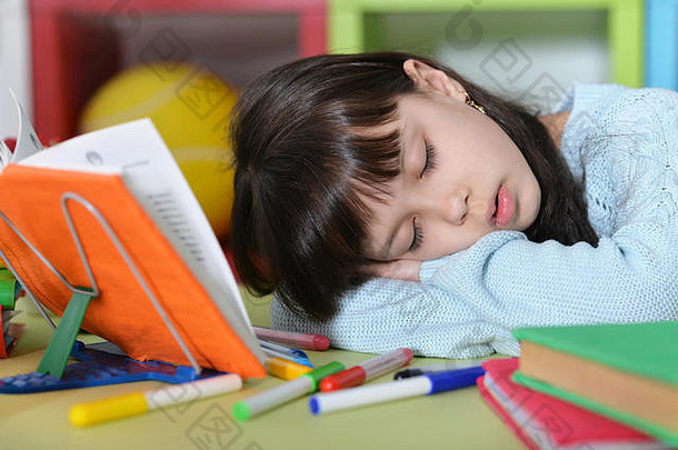 学生女孩睡觉书