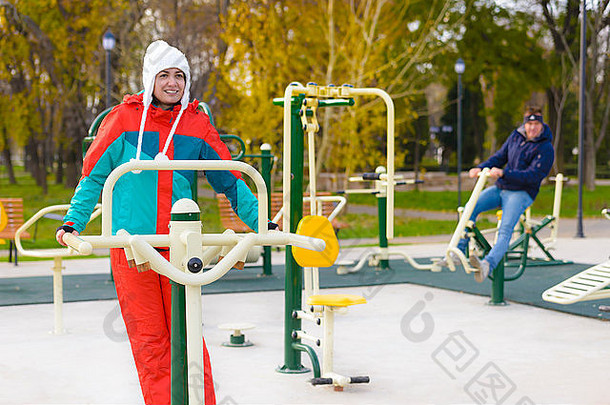 年轻的女人户外练习公园