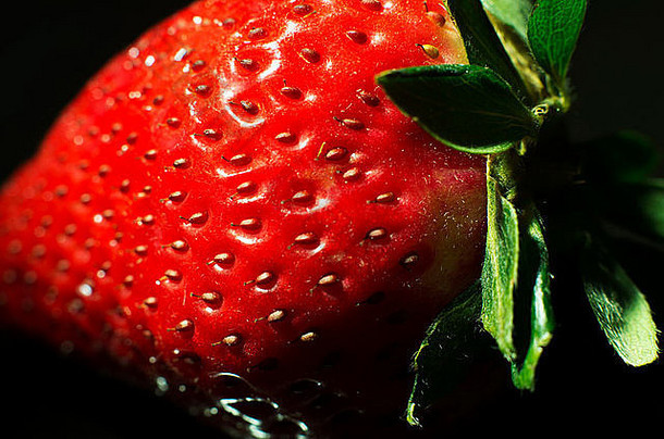 甜美的草莓全黑的低关键背景
