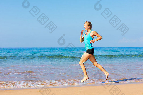 女人运行海滩锻炼健身概念