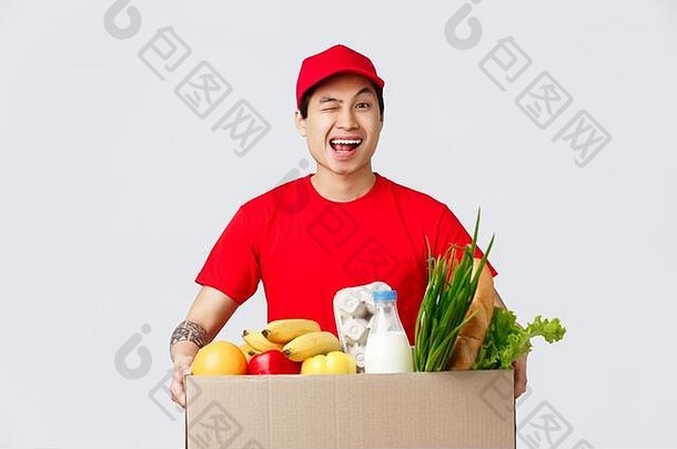 在线购物食物交付互联网商店概念友好的微笑亚洲快递红色的帽t恤持有包杂货店