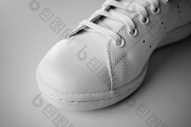 白色体育运动鞋细节关闭