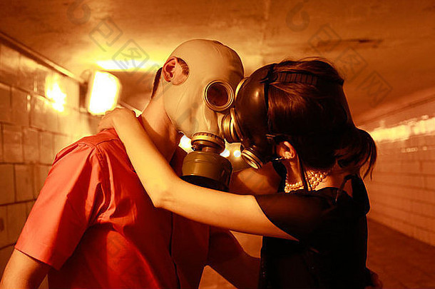 夫妇气体面具接吻隧道