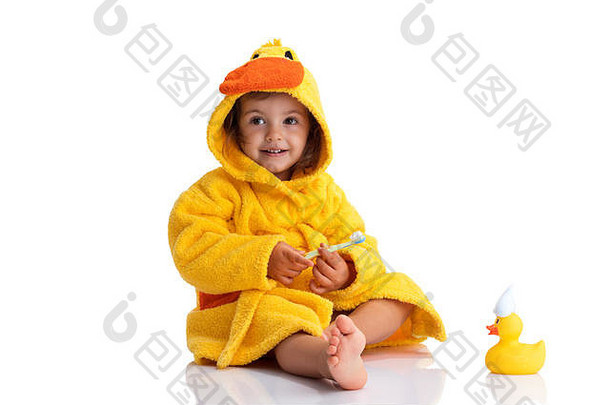 婴儿微笑黄色的毛巾刷牙牙齿