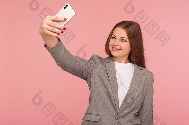 肖像有吸引力的女商人西装夹克使视频调用在线会议手机企业细胞移动通讯员。