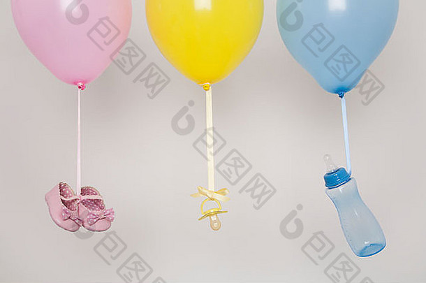 婴儿瓶奶嘴婴儿鞋子系丝带气球