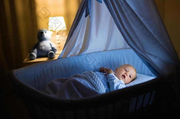 可爱的婴儿喝牛奶蓝色的摇篮树冠晚上男孩睡衣公式瓶准备<strong>好</strong>了<strong>睡眠</strong>黑暗房间