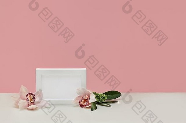白色照片框架装饰兰花花表格粉红色的柔和的背景装饰空空间文本模拟复制空间