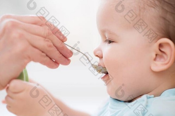 婴儿吃勺子吃牛奶粥