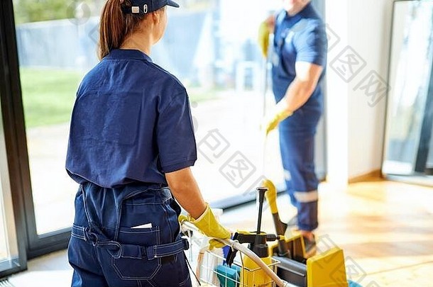 回来视图门卫蓝色的工作统一的清洁鲁恩全景窗口穿黄色的橡胶手套
