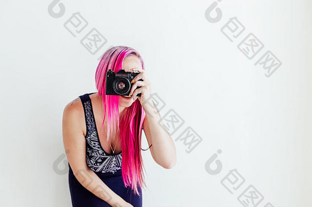摄影师女孩粉红色的头发照片拍摄相机
