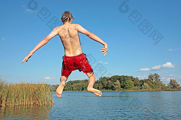 十几岁的男孩洋洋得意地跳湖