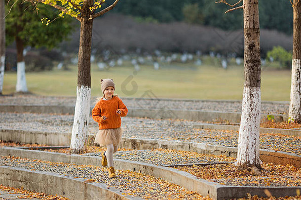 可爱的时尚的女孩走秋天公园银杏树秋天孩子们时尚快乐童年生活方式肖像