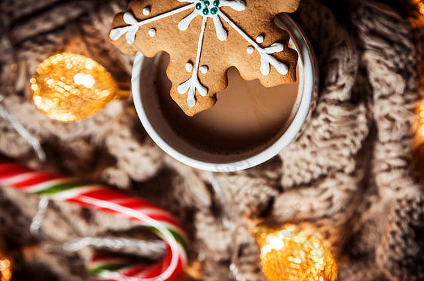 圣诞节背景咖啡白色杯姜饼雪花糖果棕色（的）针织冬天围巾发光的金加兰一切