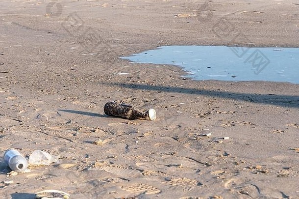 分散碎片海滩环境灾难人类的足迹