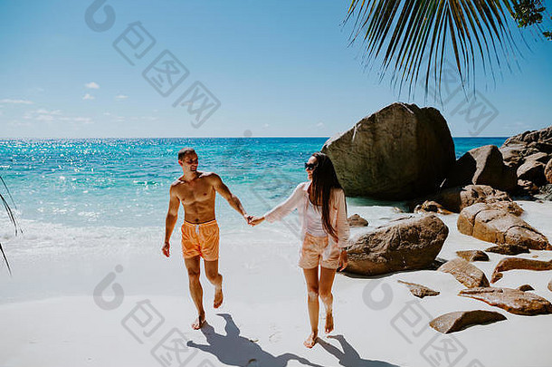 夫妇放松海滩度假胜地热带地区奢侈品旅行塞舌尔