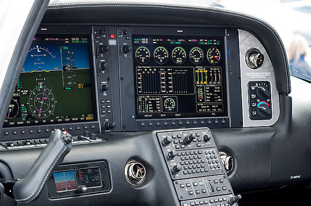 高科技“所有玻璃的驾驶舱卷云gts座位的休闲飞机aerexpo航空事件西威尔airfi