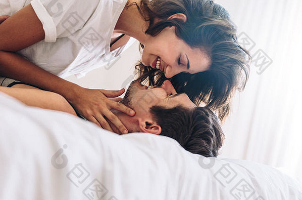 爱的年轻的夫妇床上浪漫的夫妇吻