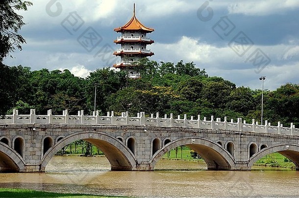 新加坡宝塔俯瞰美丽的石头桥大理石栏杆领先的中国人日本花园