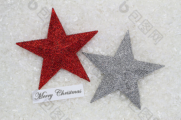 快乐圣诞节卡红色的银星星覆盖闪闪发光的雪表面