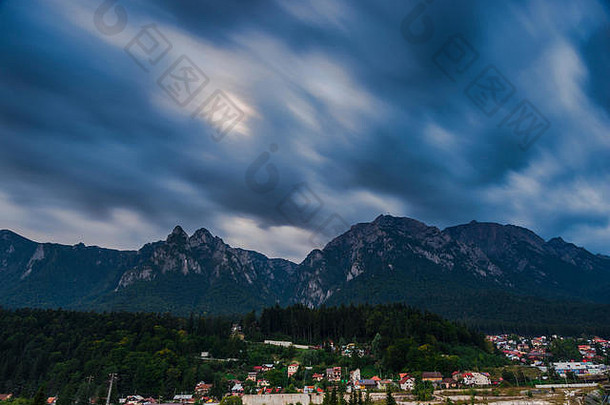 令人惊异的云山喀尔巴阡山脉的山busteni罗马尼亚
