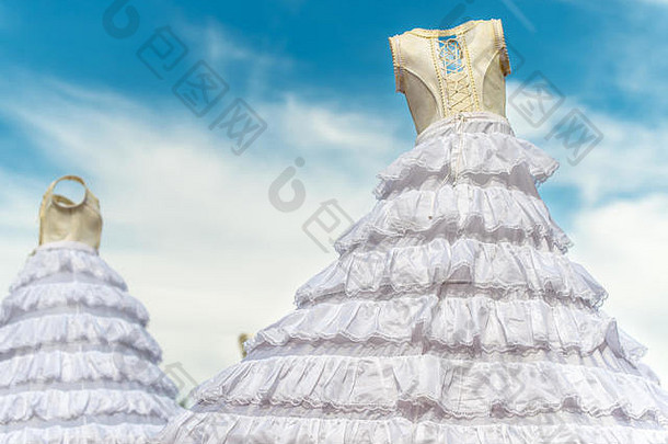 雨伞形状古董婚礼礼服胸衣背景蓝色的天空云