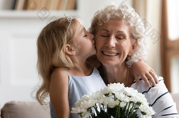 （外）孙女吻脸颊祖母祝贺生日