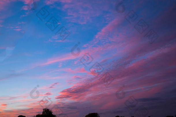 秋天晚上日落弗雷明汉萨福克郡英格兰纤细的稀疏的粉红色的金橙色纤细的高高度卷积云云