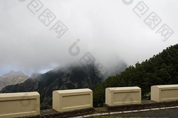 多云的多雾的景观anaga山tenerife