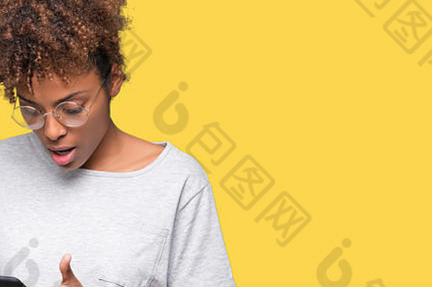 年轻的非洲美国女人智能手机孤立的背景害怕冲击惊喜脸害怕兴奋恐惧表达式