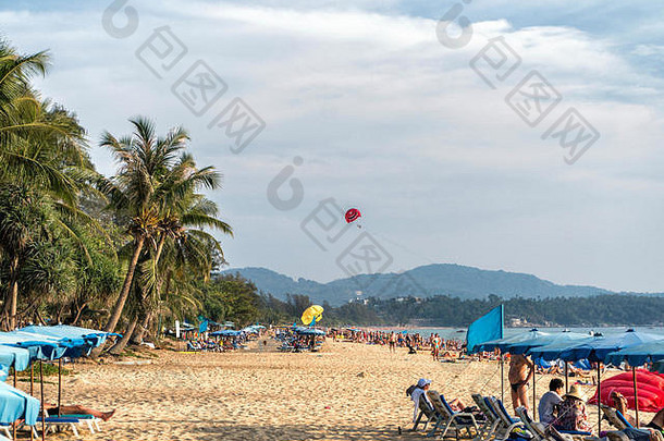 普吉岛芭东海滩海滩3月身份不明的游客放松芭东海滩海滩普吉岛<strong>泰国</strong>芭东海滩受欢迎的海滩