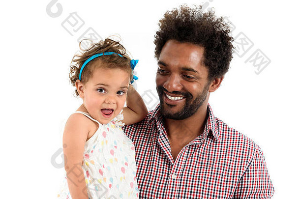 非洲美国父亲黄褐色的女儿孤立的白色背景快乐单父男人。穿非洲式发型头发风格颜色