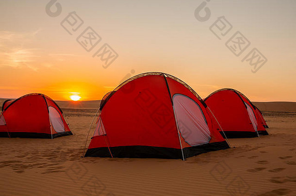 橙色男人。帐篷远程西方沙漠苏丹搭晚上明亮的黄色的日落太阳地平线