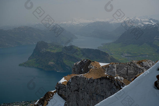 风景优美的视图瑞士阿尔卑斯山脉雪前