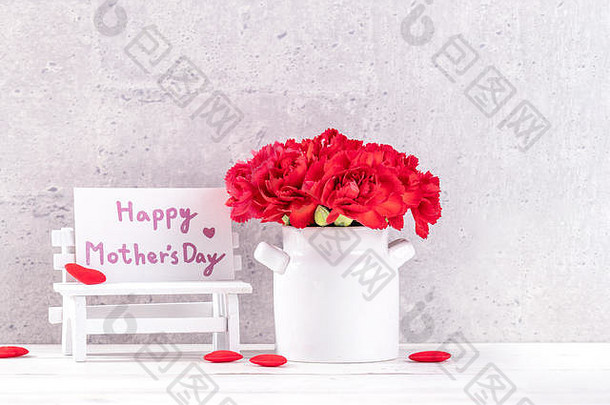 母亲一天手工制作的礼品盒祝愿摄影美丽的盛开的康乃馨红色的丝带盒子孤立的好看的灰色的背景桌子上
