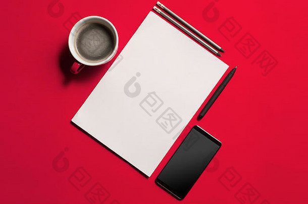 现代红色的办公室桌子上表格智能手机杯咖啡