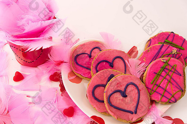 情人节一天装饰饼干粉红色的结霜心