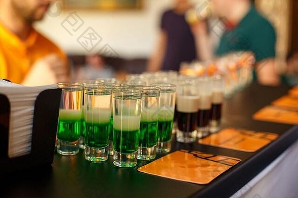 含酒精的喝绿色含酒精的鸡尾酒酒吧拍摄