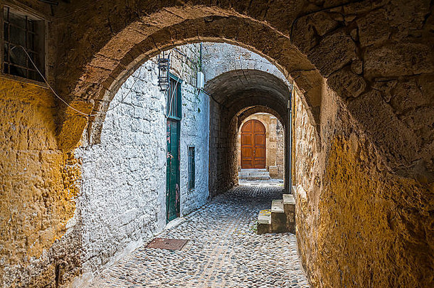 中世纪的拱门鹅卵石街小镇罗兹希腊