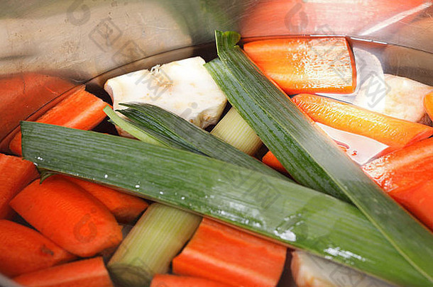 不锈钢能煮熟的胡萝卜蔬菜汤背景